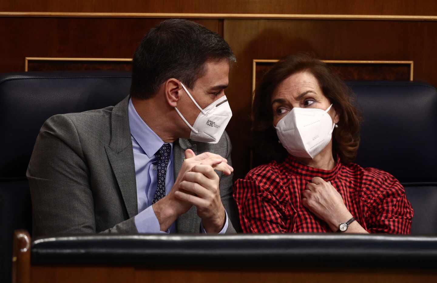 El presidente del Gobierno, Pedro Sánchez, conversa con la vicepresidenta Carmen Calvo en el Congreso de los Diputados.