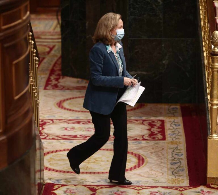 Calviño pone de acuerdo a Moncloa y Podemos: malestar por retrasar el decreto de ayudas