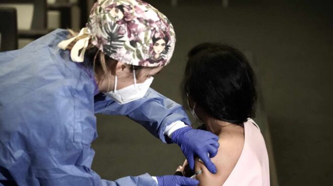 vacuna-esperanza-covid-persistente Una profesional sanitaria del sector privado recibe la vacuna contra la COVID-19.