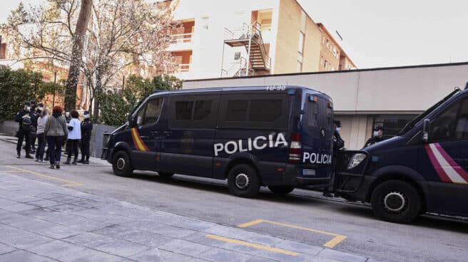 El colectivo Sanitarios Necesarios protesta contra los traslados al Hospital Isabel Zendal