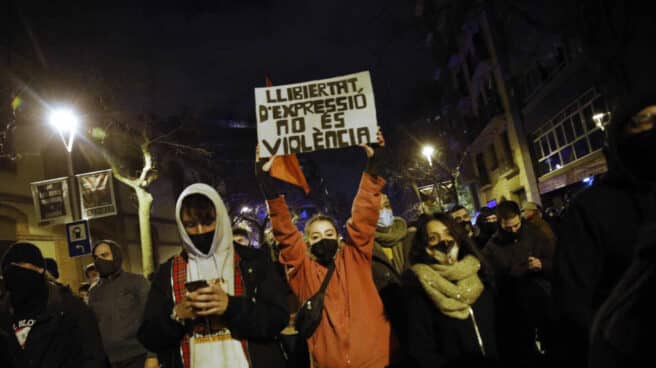 Nueva manifestación con enfrentamientos con los Mossos en defensa de la libertad de Pablo Hasél y los derechos sociales en Barcelona