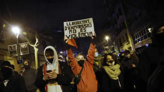 Unos 800 manifestantes claman en Barcelona a favor de Hasél y lanzan objetos a los Mossos