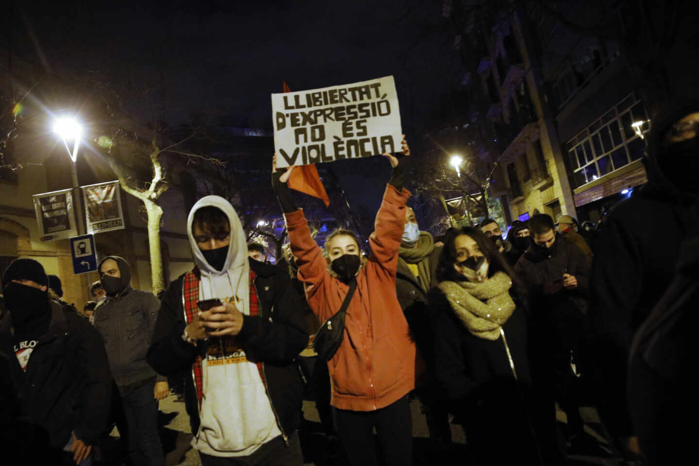 Nueva manifestación con enfrentamientos con los Mossos en defensa de la libertad de Pablo Hasél y los derechos sociales en Barcelona