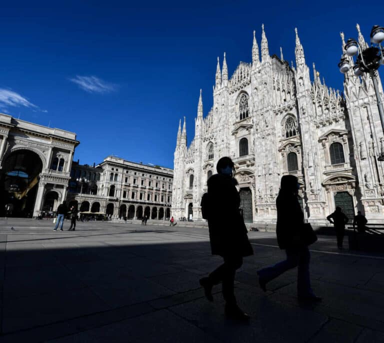 Más restricciones, misma ola: así llegan París, Berlín o Roma a la Semana Santa