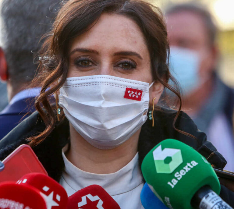 Ayuso rechaza el toque de queda a las 20h y denuncia el "control insensato" del Gobierno en Barajas