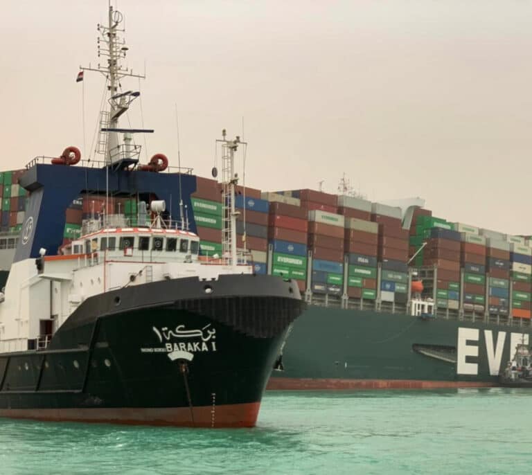 Un gran buque portacontenedores encalla y bloquea el canal de Suez