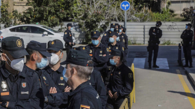 Varios policías nacionales acuden a recibir la primera dosis de la vacuna de AstraZeneca en el Hospital la Fe, en Valencia