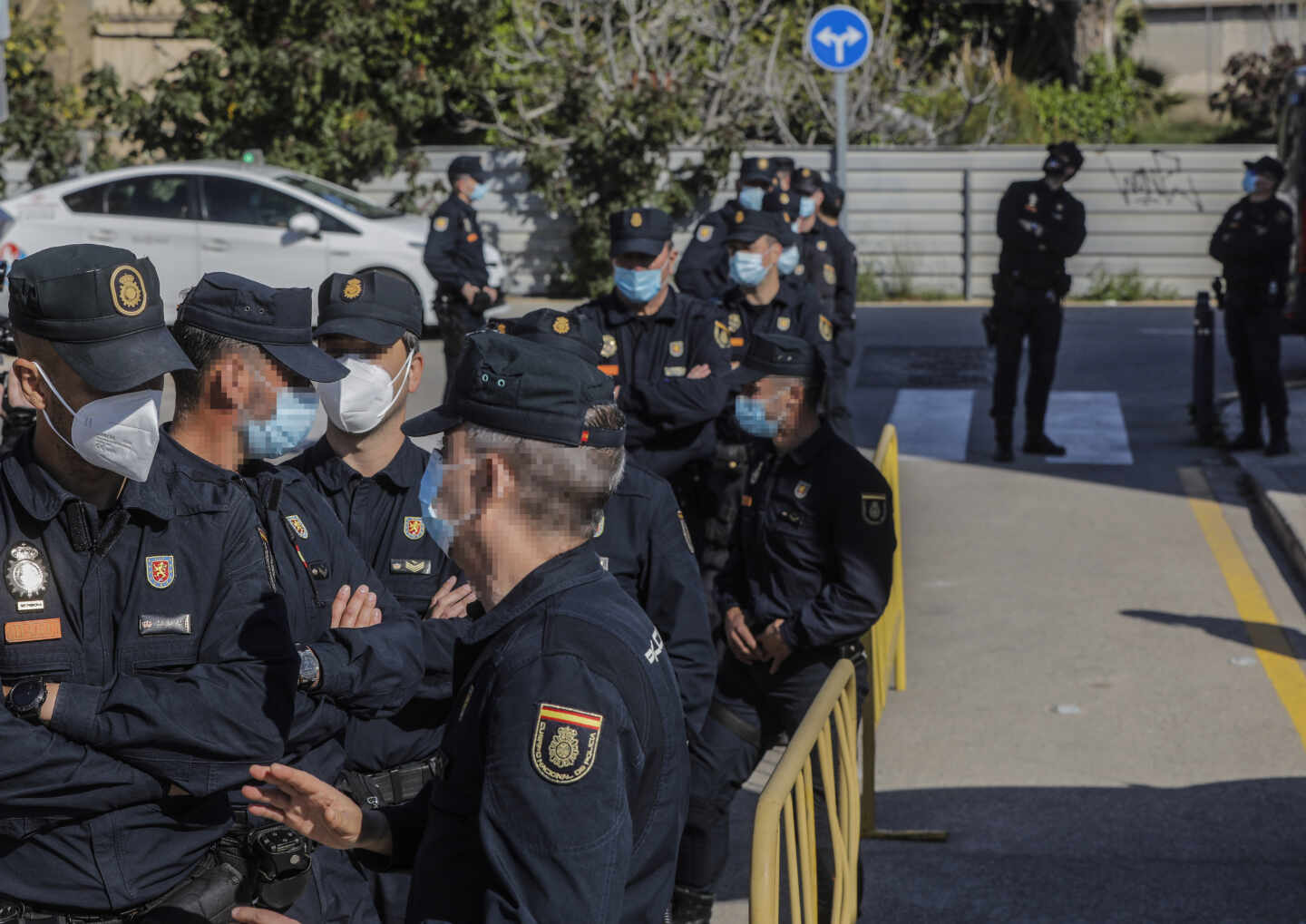 Varios policías nacionales acuden a recibir la primera dosis de la vacuna de AstraZeneca en el Hospital la Fe, en Valencia