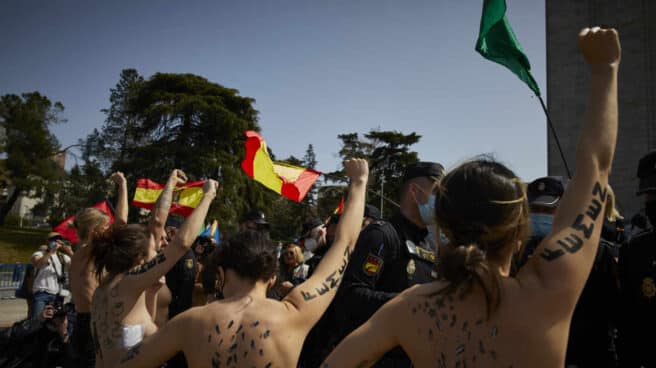Femen en el acto franquista por el LXXXII Aniversario de la Liberación de Madrid Activistas de Femen con águilas franquistas dibujadas en la espalda durante un acto por el Día de la Victoria, en Madrid