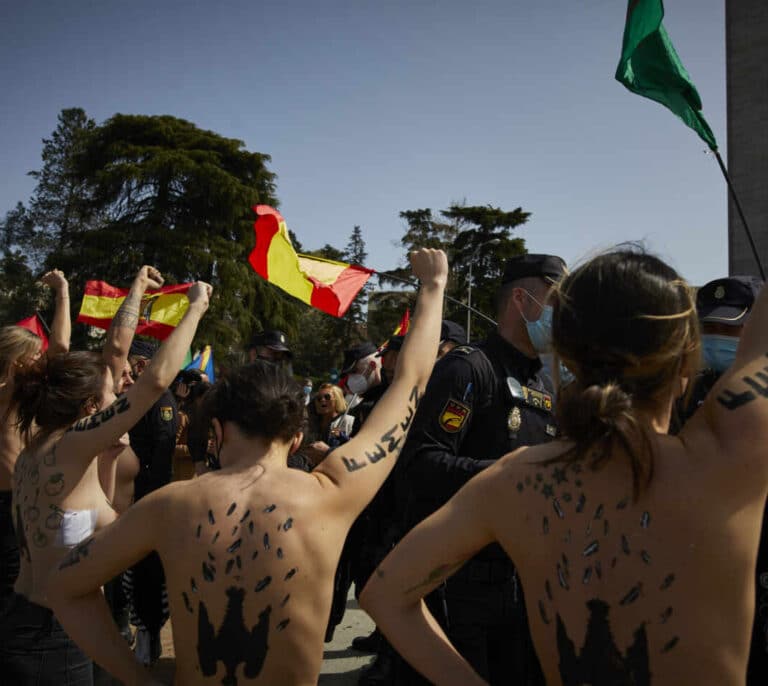 Franquistas y activistas de Femen se enfrentan en un acto en recuerdo de la toma de Madrid por Franco