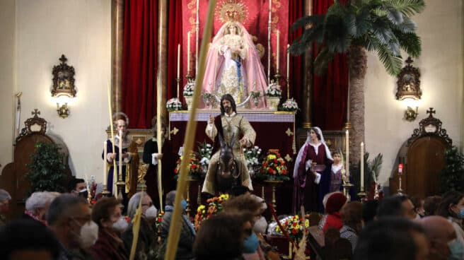 Una imagen dentro de una iglesia en Semana Santa