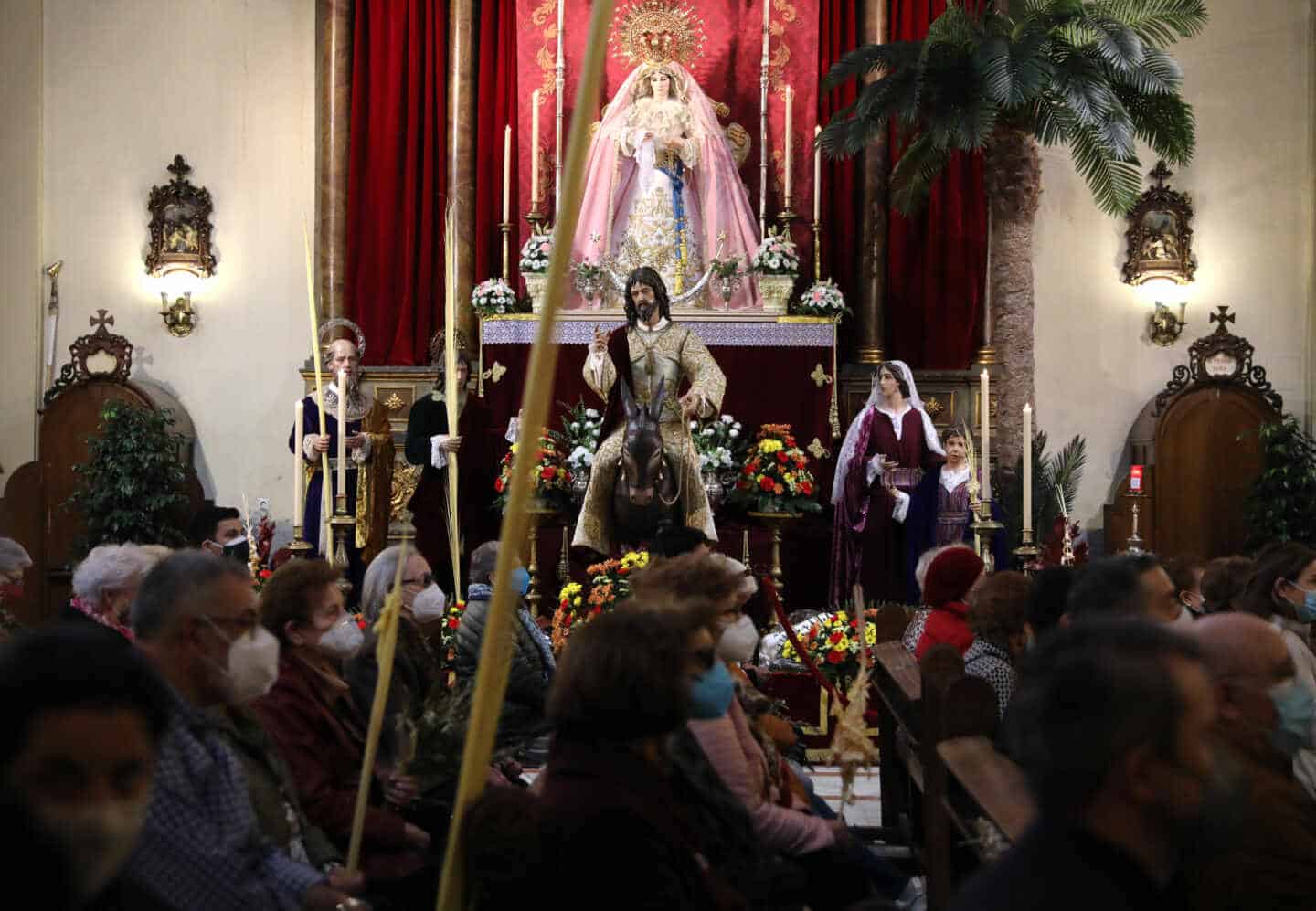 Una imagen dentro de una iglesia en Semana Santa