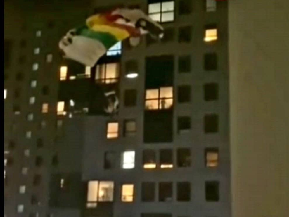 Tres detenidos por realizar "salto base" en parapente desde la azotea de un edificio de Oviedo