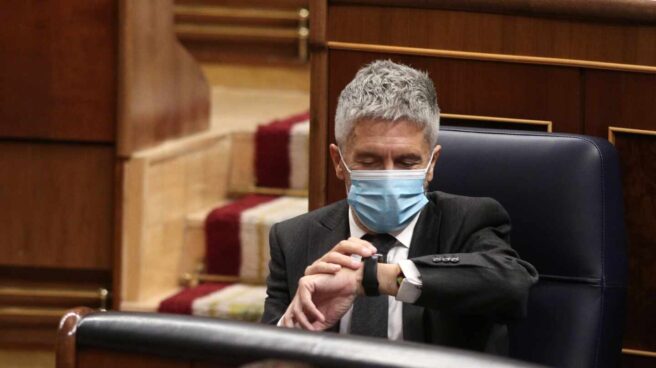 Los sindicatos penitenciarios anuncian movilizaciones por el trato de Interior El ministro de Interior, Fernando Grande-Marlaska, consulta el reloj en su escaño del Congreso.