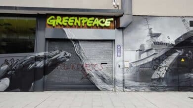 La sede de Greenpeace en Madrid aparece vandalizada con insultos y simbología nazi