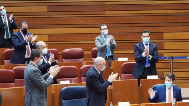 Alfonso Fernández Mañueco, aplaudido durante el pleno de la moción de censura en las Cortes de Castilla y León.