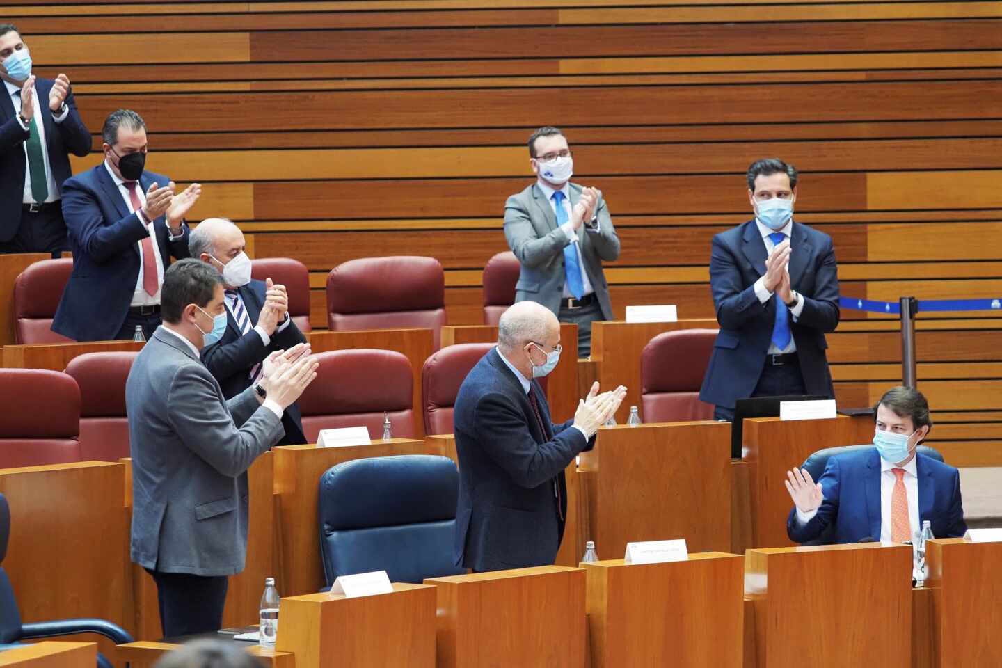 Alfonso Fernández Mañueco, aplaudido durante el pleno de la moción de censura en las Cortes de Castilla y León.