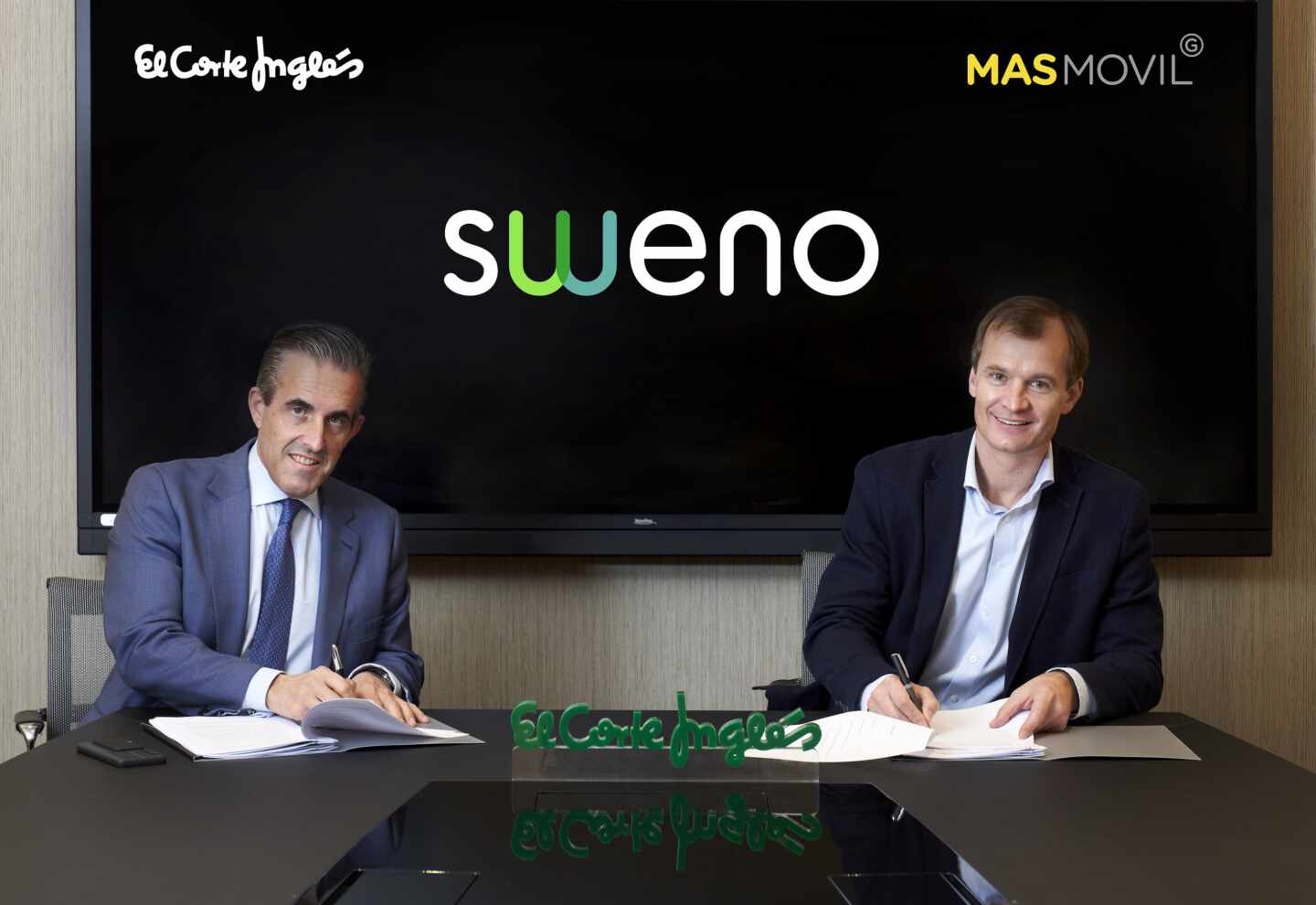 íctor del Pozo, Consejero Delegado de El Corte Inglés, y Meinrad Spenger, Consejero Delegado del Grupo MásMóvil, firman el nuevo acuerdo de Sweno