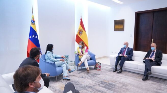 Cristina Gallach, número dos de Exteriores, en su encuentro con Delcy Rodríguez en Caracas