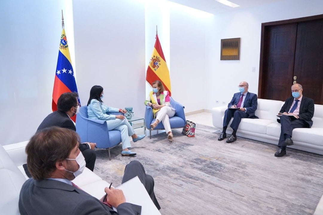 Cristina Gallach, número dos de Exteriores, en su encuentro con Delcy Rodríguez en Caracas