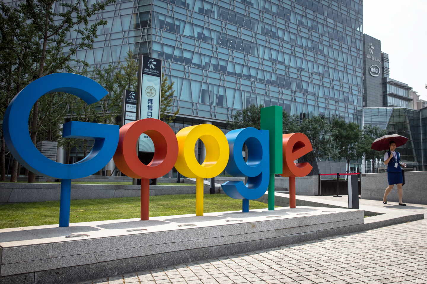 Logo de Google ante una de sus sedes