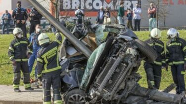 Grave accidente de tráfico después de que un coche se empotrase contra una farola