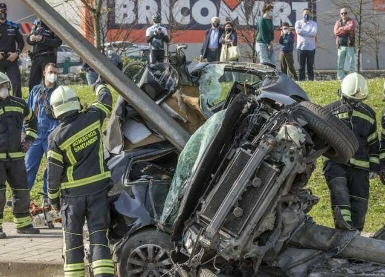 Grave accidente de tráfico después de que un coche se empotrase contra una farola