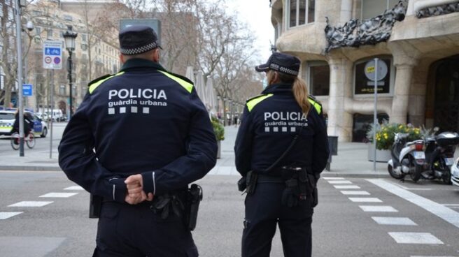 Policías vigilando en Barcelona.