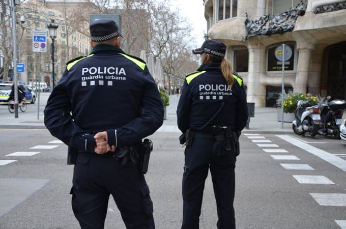 Policías vigilando en Barcelona.