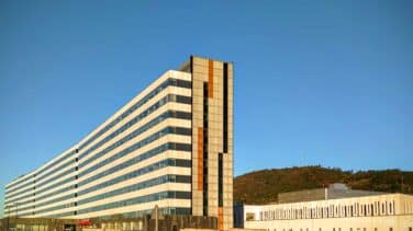 La pareja de una mujer en la UCI se enzarza en una brutal pelea con la expareja en los pasillos del hospital y acaban ingresados