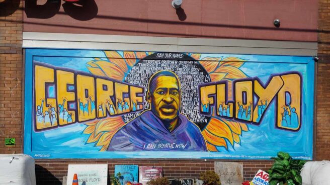 Un gran cartel con la imagen de George Floyd con flores en su recuerdo en Minneapolis