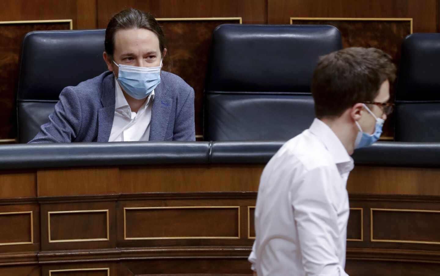 Iglesias mira a Errejón en una sesión en el Congreso de los Diputados