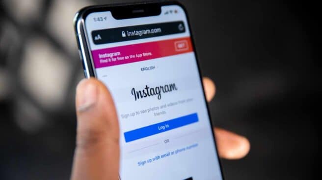 Instagram impedirá escribir mensajes a menores de 18 años a adultos que no les sigan Un móvil con la aplicación de Instagram abierta