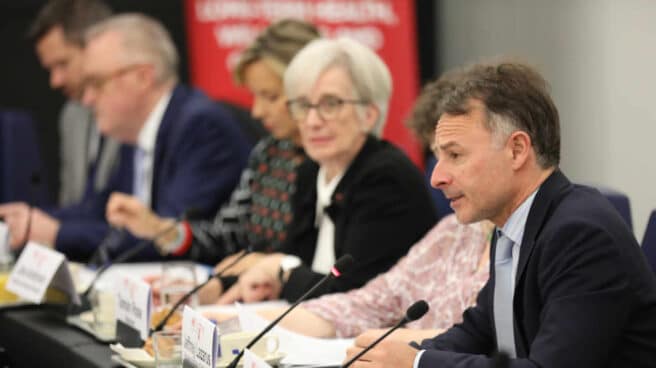 El profesor Jeffrey Lazarus, durante una conferencia sobre salud