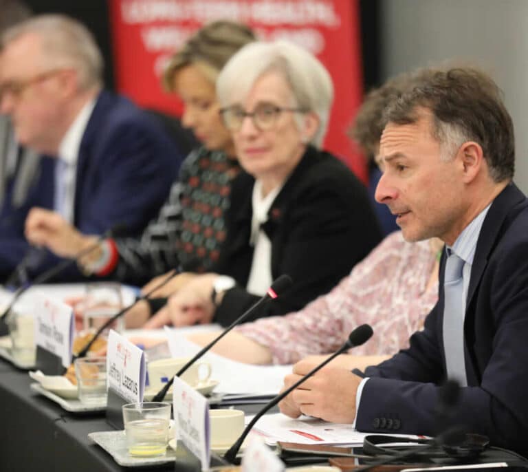 Jeffrey Lazarus: "En Europa se empieza a ver que viajar a España es un deporte de riesgo extremo"