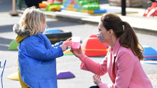 Kate Middleton, duquesa de Cambrigde, con una niña en una visita a una guardería en Londres