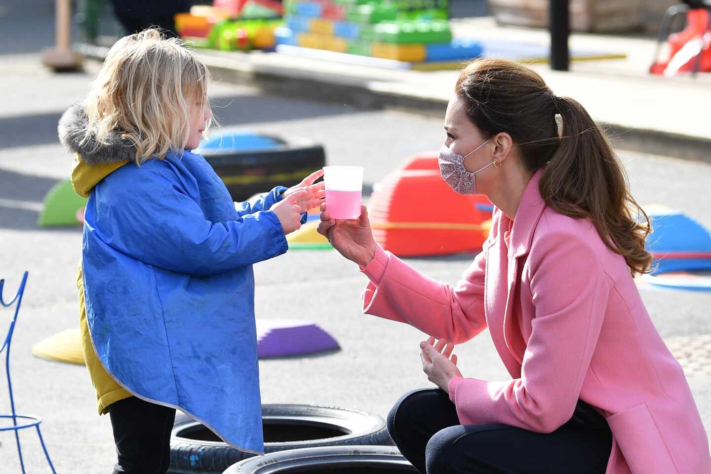 Kate Middleton, duquesa de Cambrigde, con una niña en una visita a una guardería en Londres