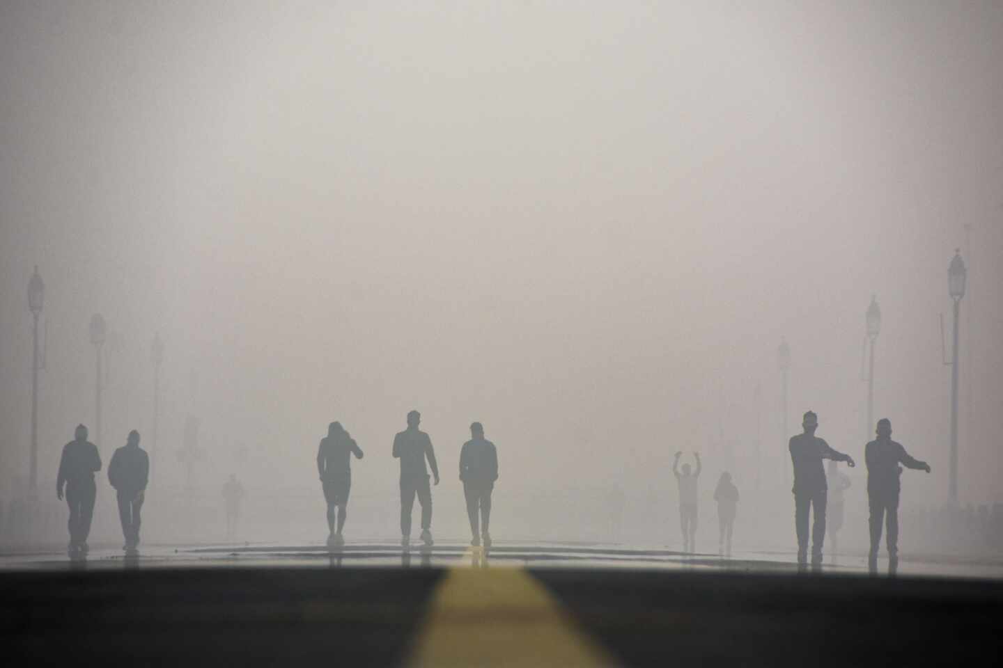 Una carretera con poca visibilidad por la contaminación