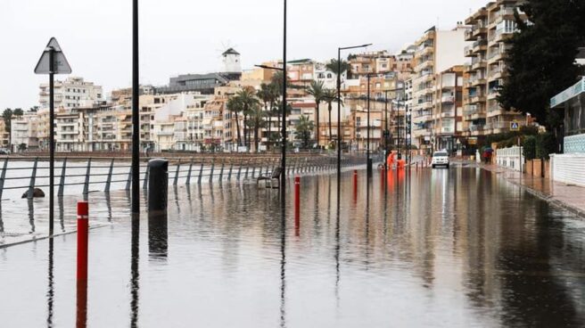 Imágenes del paseo de Águilas anegado por el agua