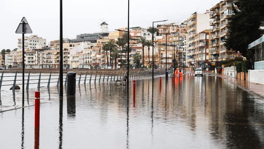 Imágenes del paseo de Águilas anegado por el agua