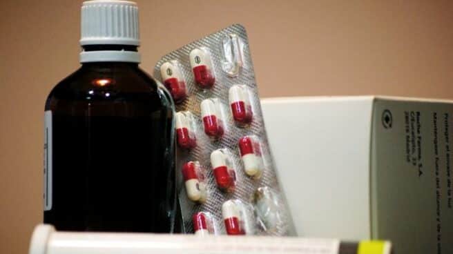 Un blíster de pastillas con un tubo de pastillas efervescentes y un bote de jarabe