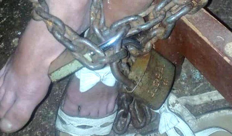 Liberada una niña víctima de maltrato infantil encadenada a la cama