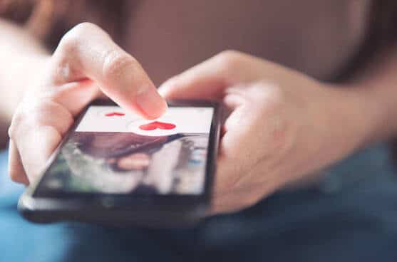 Un joven entra en una red social para ligar