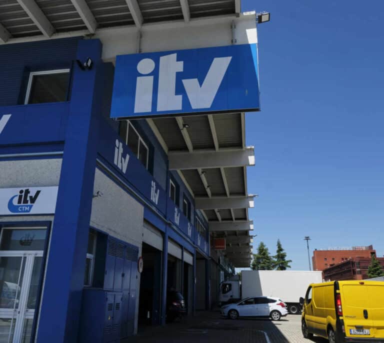 Una jueza establece que no se puede multar por ITV a un vehículo estacionado