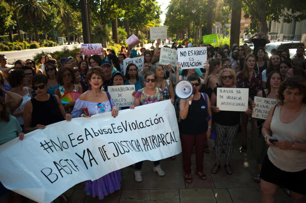 Un grupo de mujeres manifestándose en contra de las violacines