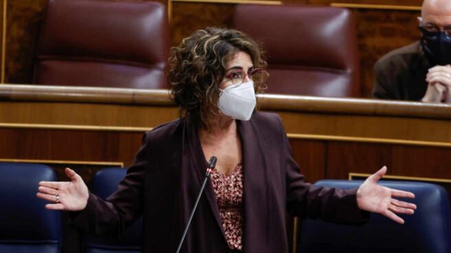 Hacienda ha vuelto a retrasar el primer pago de la 'tasa Tobin'. La ministra de Hacienda, María Jesús Montero, en una sesión de control al Gobierno.