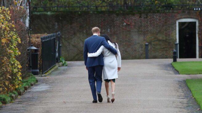 Meghan Markle y su marido, el príncipe Harry, de paseo en unos jardines