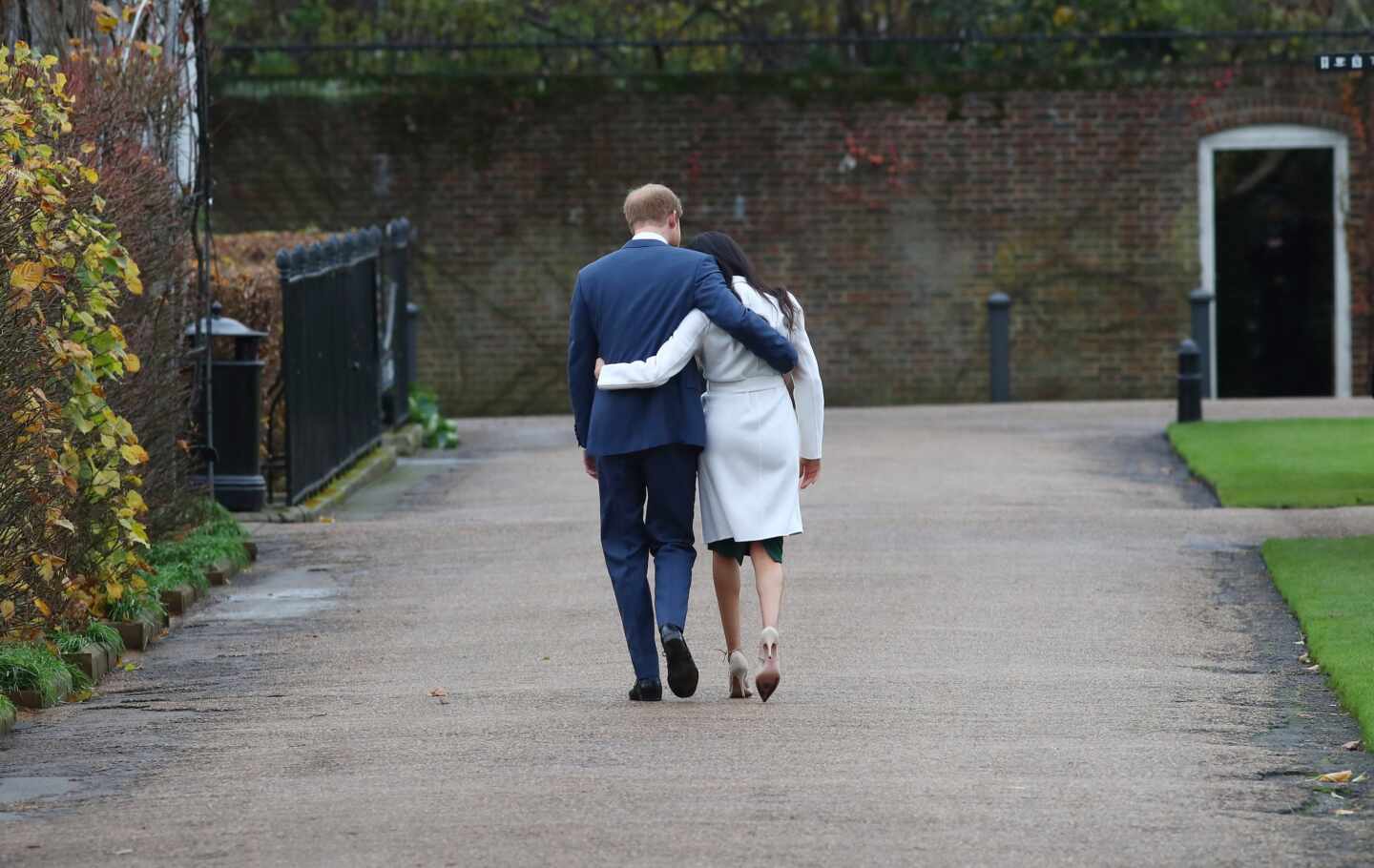 Meghan Markle y su marido, el príncipe Harry, de paseo en unos jardines