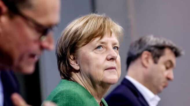 La canciller alemana, Angela Merkel, junto al alcalde de Berlín, Michael Müller, y el premier bávaro, Markus Söder