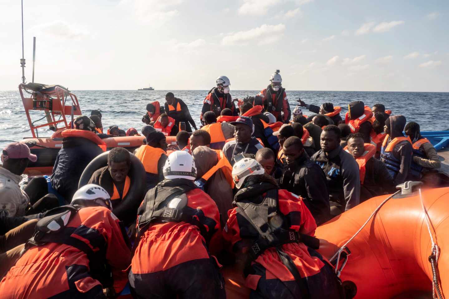 Un grupo de migrantes, recién rescatado en el Mediterráneo